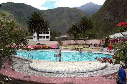 Moderne Pools mit heißen Quellen und Rutschen Baños