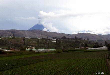Der Vulkan Tungurahua mit einer kleinen Eruptionvon Ambato aus gesehen