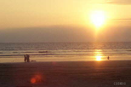 Sonnenuntergang am Strand der Atacames-Provinz Esmeraldas 