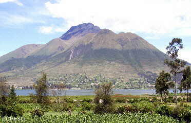 La Laguna de San Pablo cerca de Otavalo, Provincia Imbaburaen el fondo el Cerro Imbabura con 4621 metros de altura Die Lagune von San Pablo in der Nähe von Otavalo, Provinz Imbaburaim Hintergrund der Imbabura-Hügel mit 4621 Metern Höhe The San Pablo Lagoon near Otavalo, Imbabura Provincein the background the Imbabura Hill with 4621 meters of height