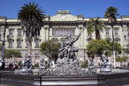 Colegio Maldonado y Plaza Sucre en Riobamba Provincia de Chimborazo