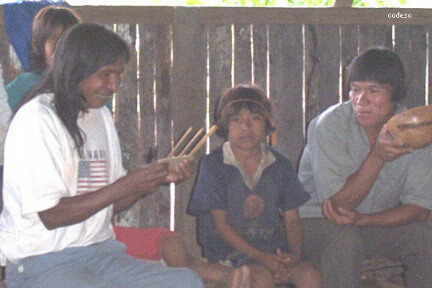 Enseñanza en elaboración de artesanías con materiales del bosque