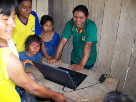 Energía eléctrica solar usada para la computadora comunal en las provincias Morona Santiago y Pastaza Región Amazonica Ecuador Sudamérica