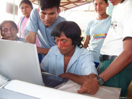 Fotovoltaische Solarenergie für Gemeide Computer in den Provinzen Morona Santiago und Pastaza Amazonas Region Ecuador Südmerika