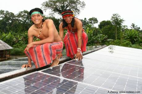 Técnicos del sistema fotovoltaico de Sharamentsa Foto Astrid Zworg