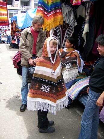 Photos Different indigenous handicrafts at the market in Otavalo Imbabura Fotos de diferentes artesanías indígenas en el mercado de Otavalo Imbabura. Bilder Verschiedene einheimische Handarbeiten auf dem Markt in Otavalo Imbabura Jurena Andi May