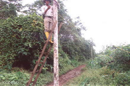 Tecn Robert Macuase instalando red electrica local con energia solar fotovoltaica