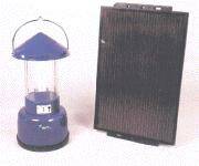 Iluminación con una lámpara solar individual móvil. A la izquierda la lámpara (el acumulador está en la lámpara) y el panel solar móvil