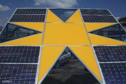 Isofoton-Photovoltaik-Solarmodule in der Guayasamin-Kapelle des Menschen in Quito, Ecuador