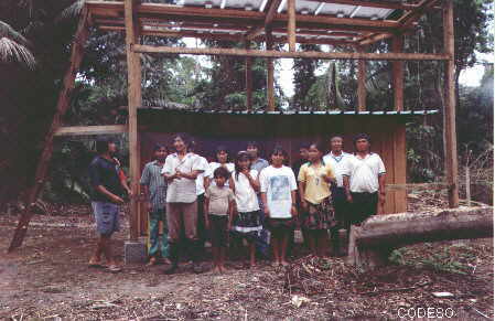 Los miembros de la comunidad en una capacitación frente a su sistema de energía solarSharamentsa - Provincia de Pastaza