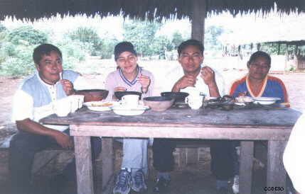 Invitados comiendo gusanos...      ..ricos.